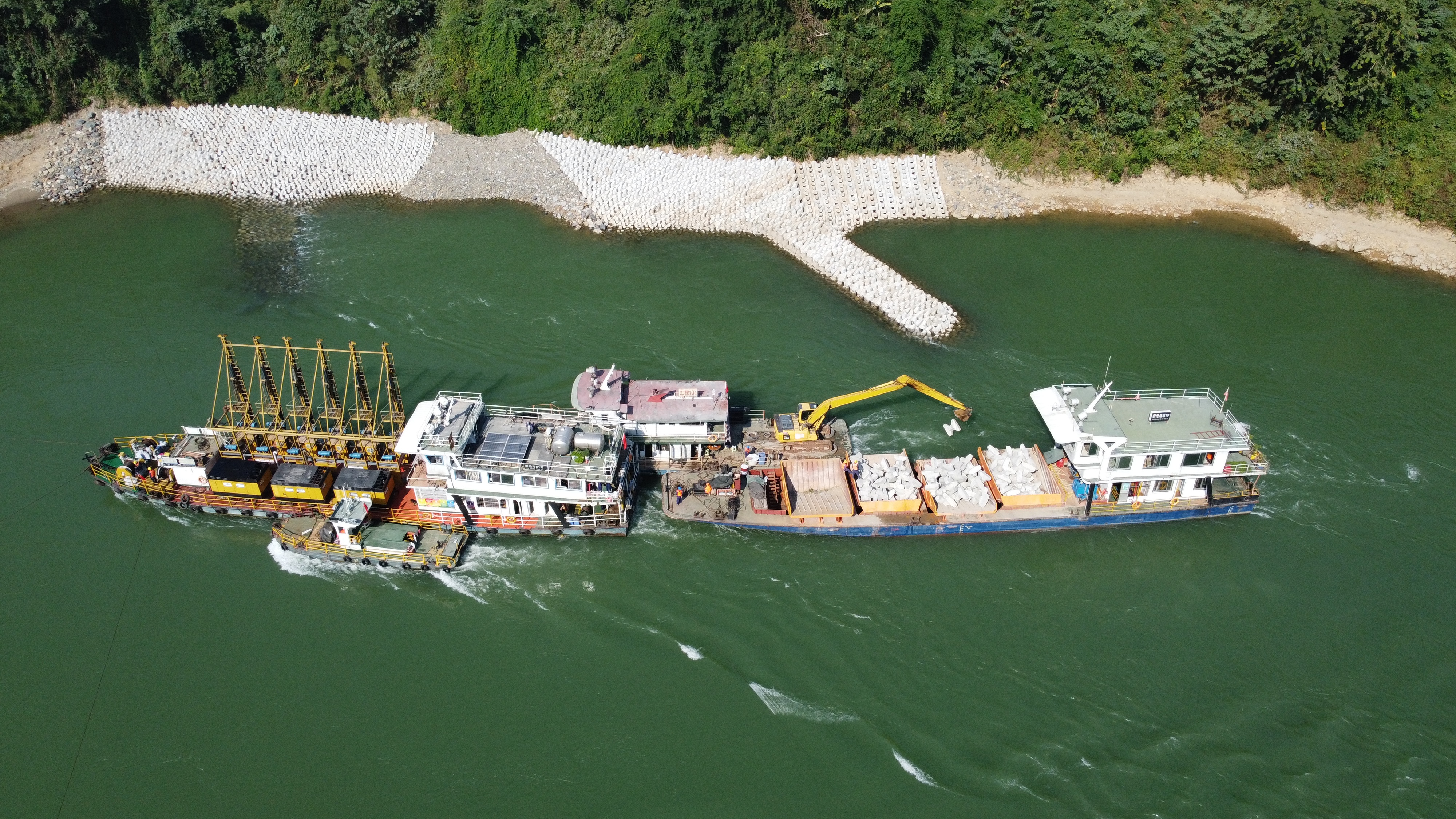 瀾滄江項目賀寬上灘D2復(fù)式壩扭王字塊拋投